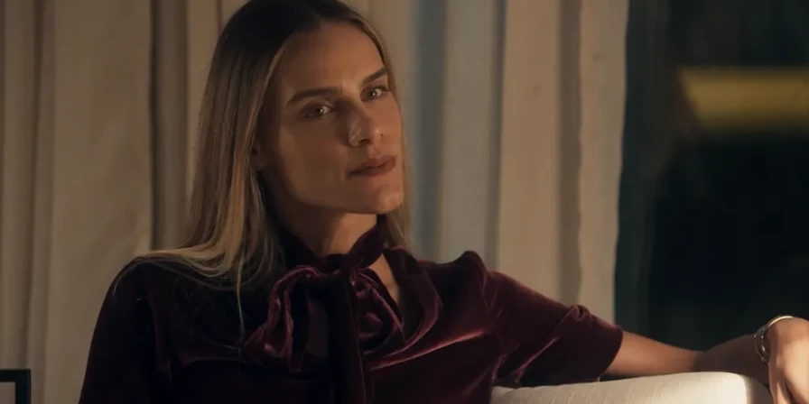 Sara arma plano contra Moretti em Travessia — Foto: TV Globo