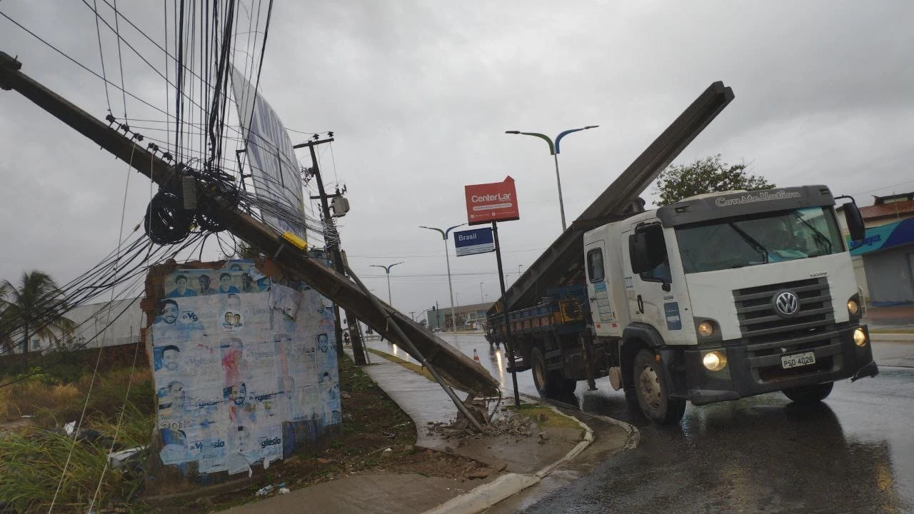 Poste atingido por veículo em São Luís. (Foto: Divulgação/Assessoria)