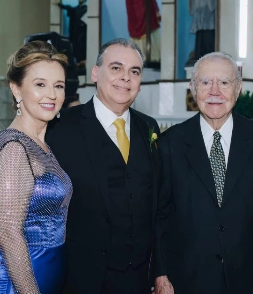 Os pais da noiva, Kátia e Marcone Rocha, ao lado do ex-presidente José Sarney no belo casamento da filha, no dia 17
