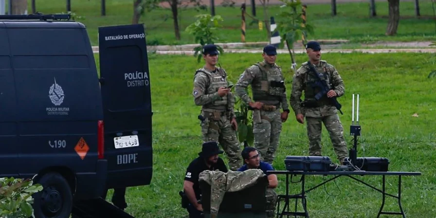 Policiais desarmaram explosivos após apreensão.