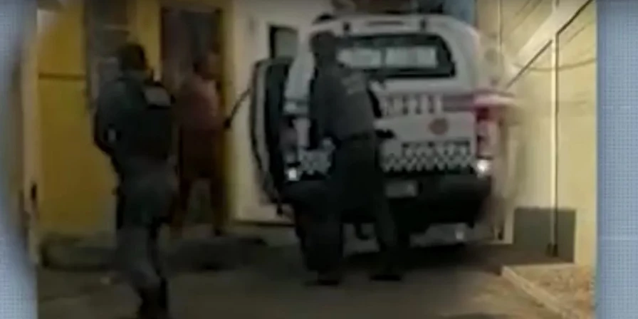 Imagens que circulam nas redes sociais mostram o pânico criado após o ataque às vítimas.