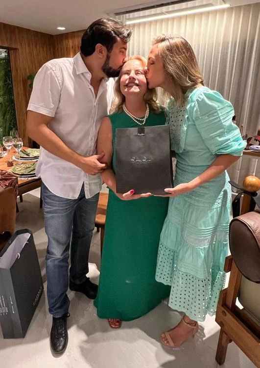 Na Noite de Natal, Rose Brunet Medeiros era só alegria recebendo carinho dos filhos Flávio e Rosely