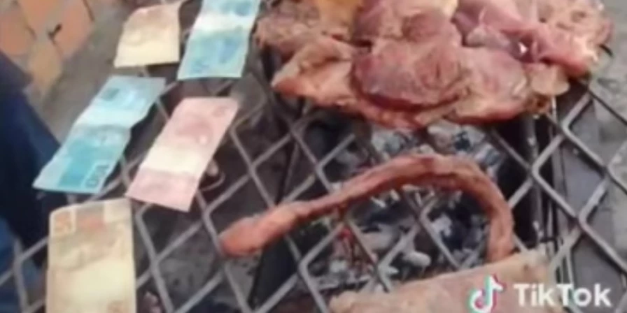 Cédulas de dinheiro foram parar na churrasqueira