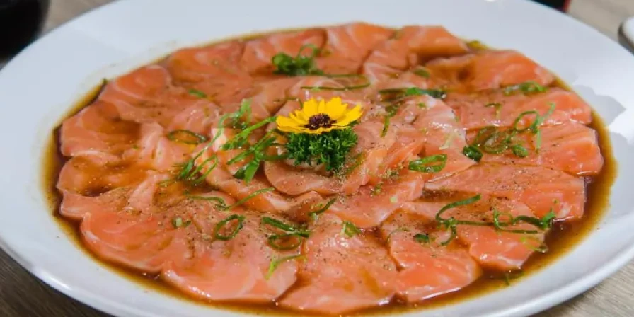 Carpaccio de salmão marinado com nirá.