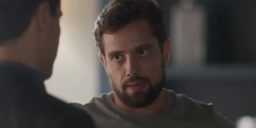 Rômulo (Rafael Cardoso) faz planos com Danilo (Ricardo Pereira), que envolvem Jonathan (Guilherme Weber), em 'Cara e Coragem' — Foto: TV Globo