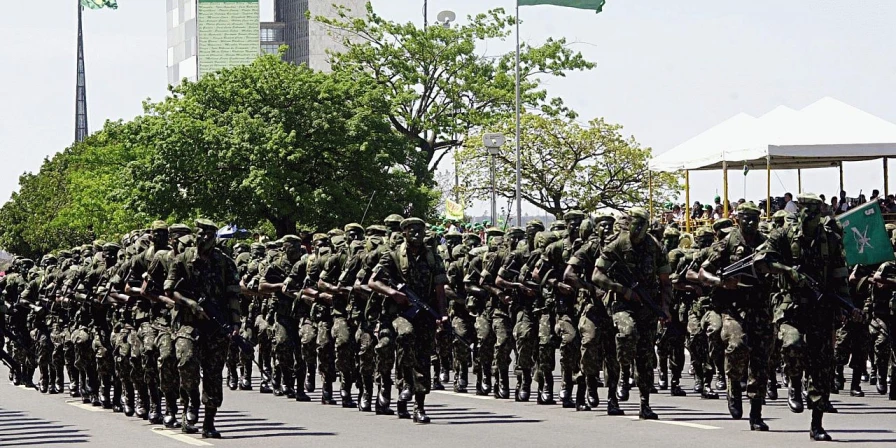 Militares durante desfile de 7 de setembro
