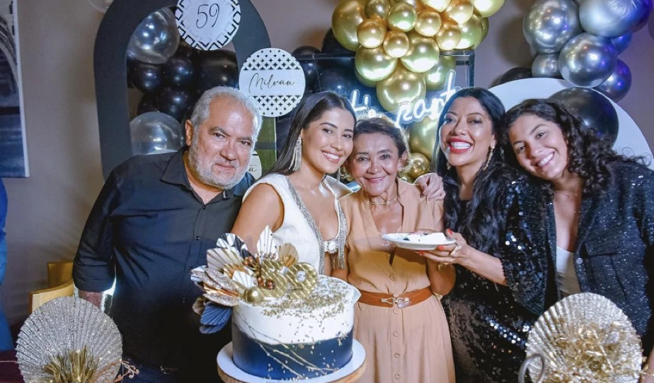 Thaynara PG com os pais, Milvan e Antonieta, e as irmãs Márcia e Ludmila na mesa do bolo