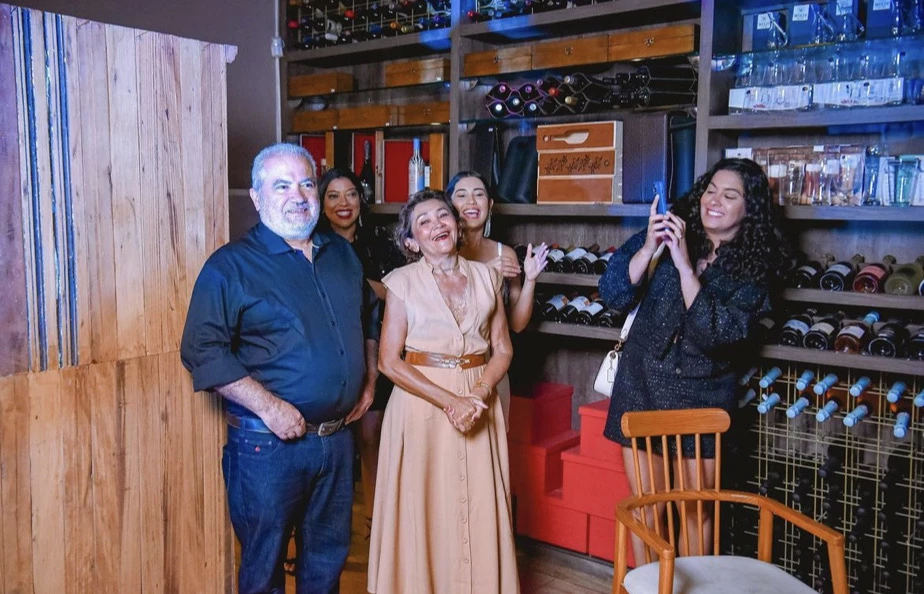 Aniversariantes Milvan Gedeon e Antonieta Oliveira Gomes chegando à festa surpresa organizada pela filha Thaynara OG e irmãs