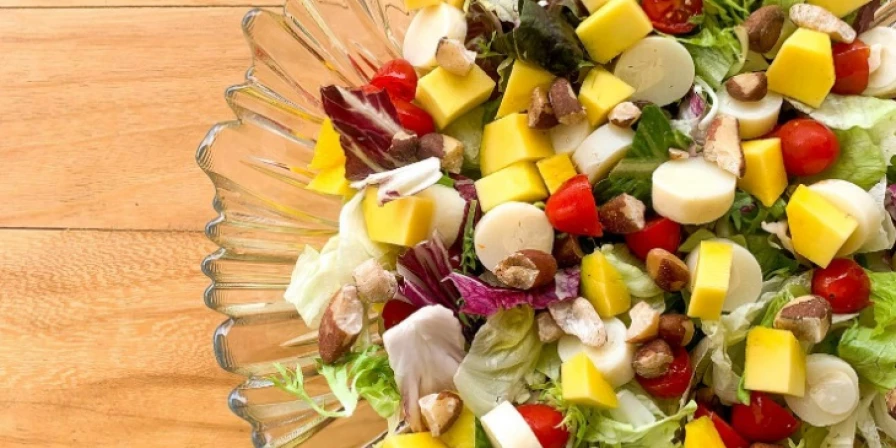 salada tropical com fruta.