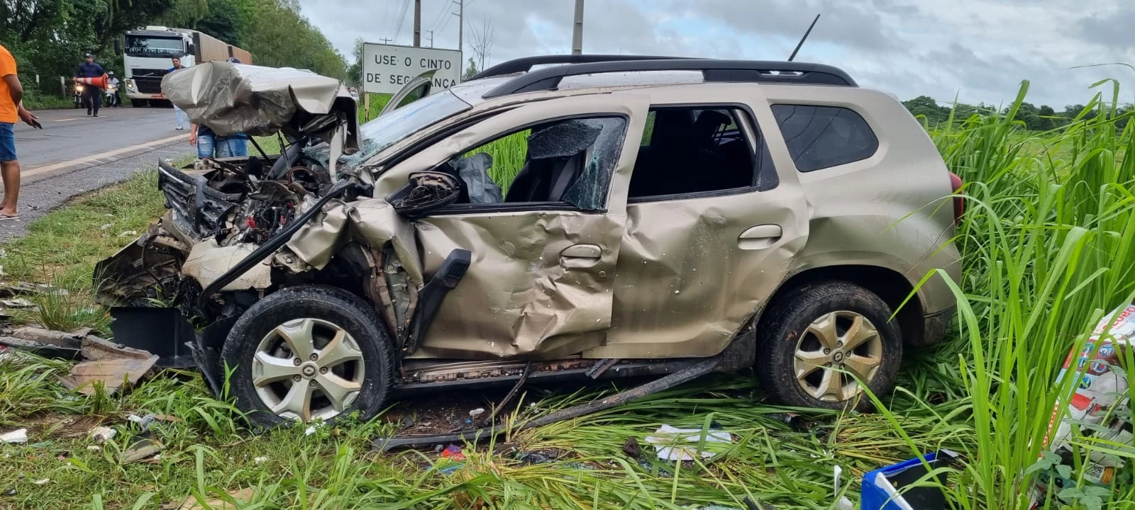 Veículo com cinco pessoas foi um dos envolvidos neste acidente. (Foto: Divulgação/PRF-MA)