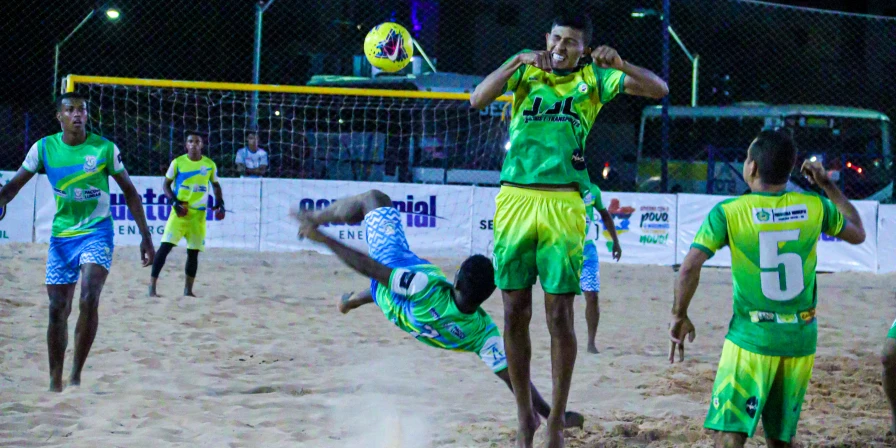 Atletas do Beach Soccer luminense