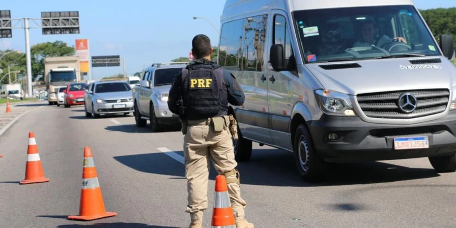 Segundo a PRF, o combate à embriaguez ao volante, uma das maiores causas de acidentes nas rodovias do país, será um dos principais focos da operação.