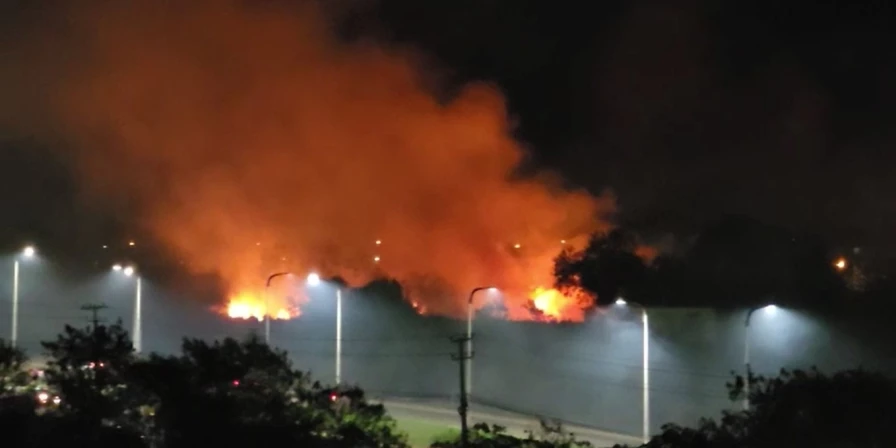 Incêndio foi registrado na noite desta segunda-feira (2).