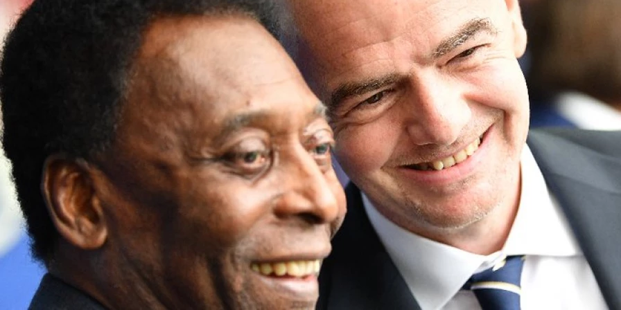 Gianni Infantino, presidente da FIFA, ao lado de Pelé