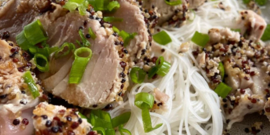 Atum com crosta de quinoa.