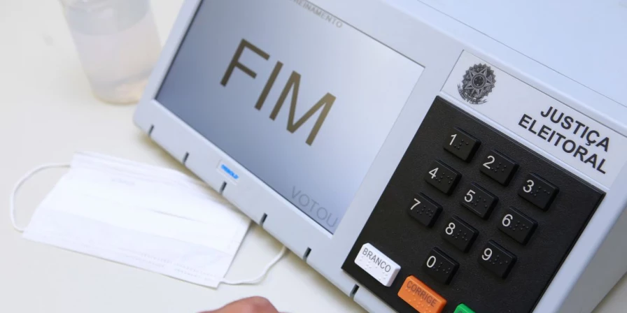 Cada justificativa é válida somente para o turno ao qual a pessoa não tenha comparecido por estar fora de seu domicílio eleitoral.