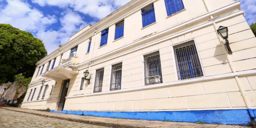 Adiamento aconteceu após reunião entre prefeito e vereadores.