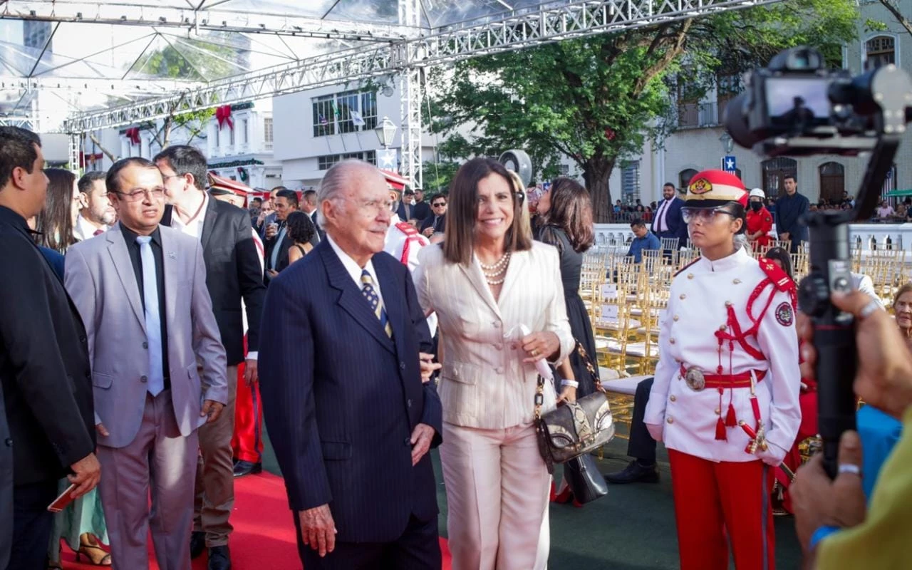 José Sarney e Roseana estiveram na comitiva de autoridades presentes no ato de recondução de Carlos Brandão ao cargo de governador