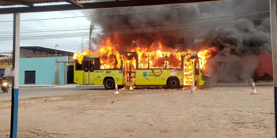 Ônibus pegou fogo no bairro Forquilha, em São Luís.