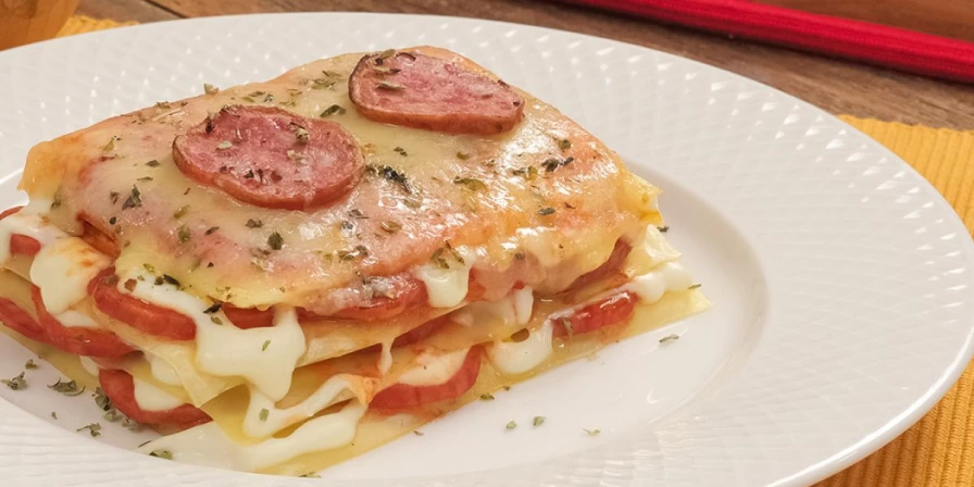 Lasanha de calabresa com molho branco.