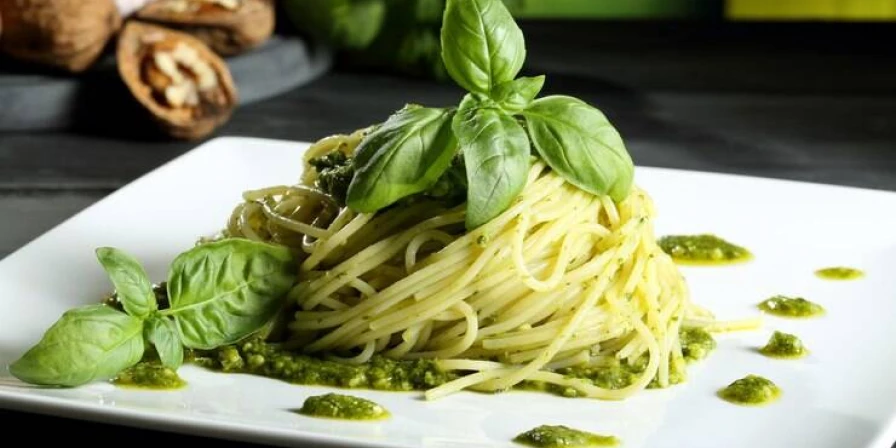Macarrão ao molho pesto.