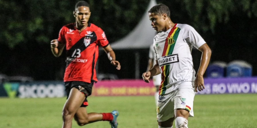 Lance da partida entre Sampaio Corrêa e Atlético-GO, pela Copinha.