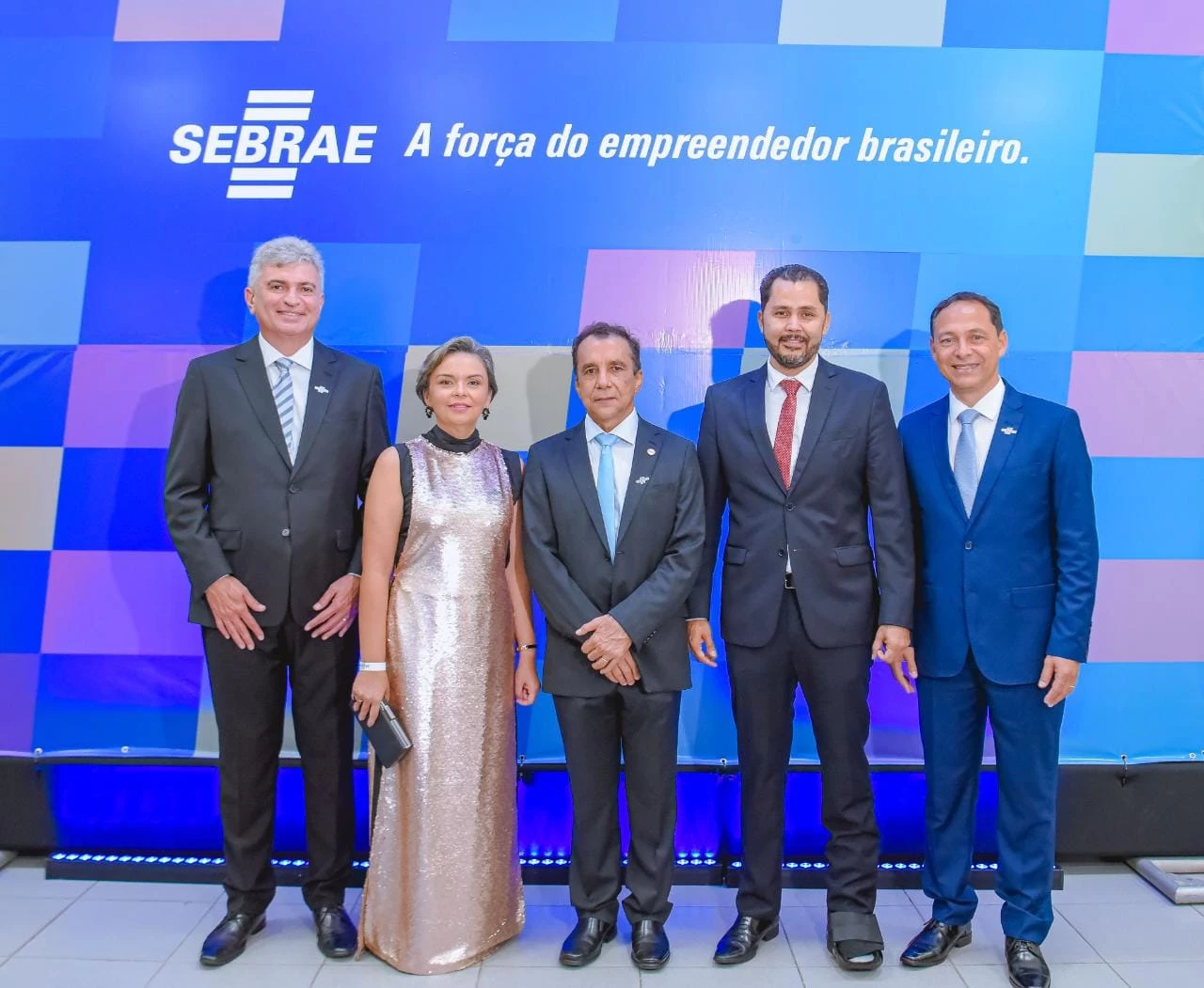 Novos dirigentes do Sebrae, que foram empossados na noite desta quinta-feira – o presidente do CDE, Celso Gonçalo de Sousa e Cristiano Barroso Fernandes (vice-presidente) com Albertino Leal de Barros Filho (diretor superintendente), Edila Neves (diretora de Administração e Finanças) e Mauro Borralho de Andrade (diretor técnico).(Foto: Divulgação / Sebrae Maranhão)