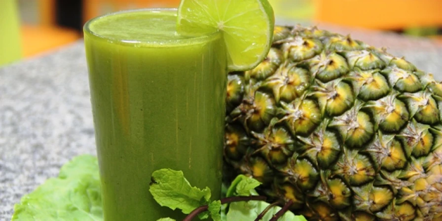 Suco detox de couve com abacaxi