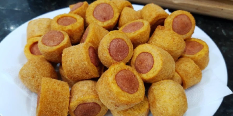 Enroladinho frito de salsicha.