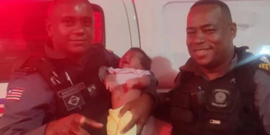 PMs salvam bebê que estava engasgado.