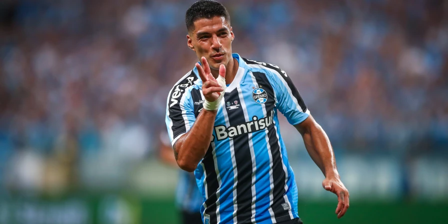Luis Suárez teve uma estreia histórica com a camisa do Grêmio.
