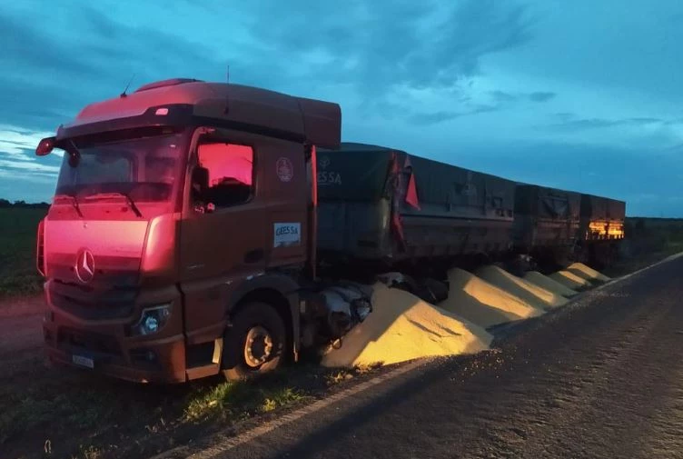 Carreta transportava milho a granel. (Foto: Divulgação/PRF-MA)