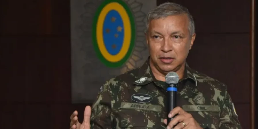O general Júlio César de Arruda foi substituído pelo comandante militar do Sudeste, general Tomás Miguel Ribeiro Paiva.