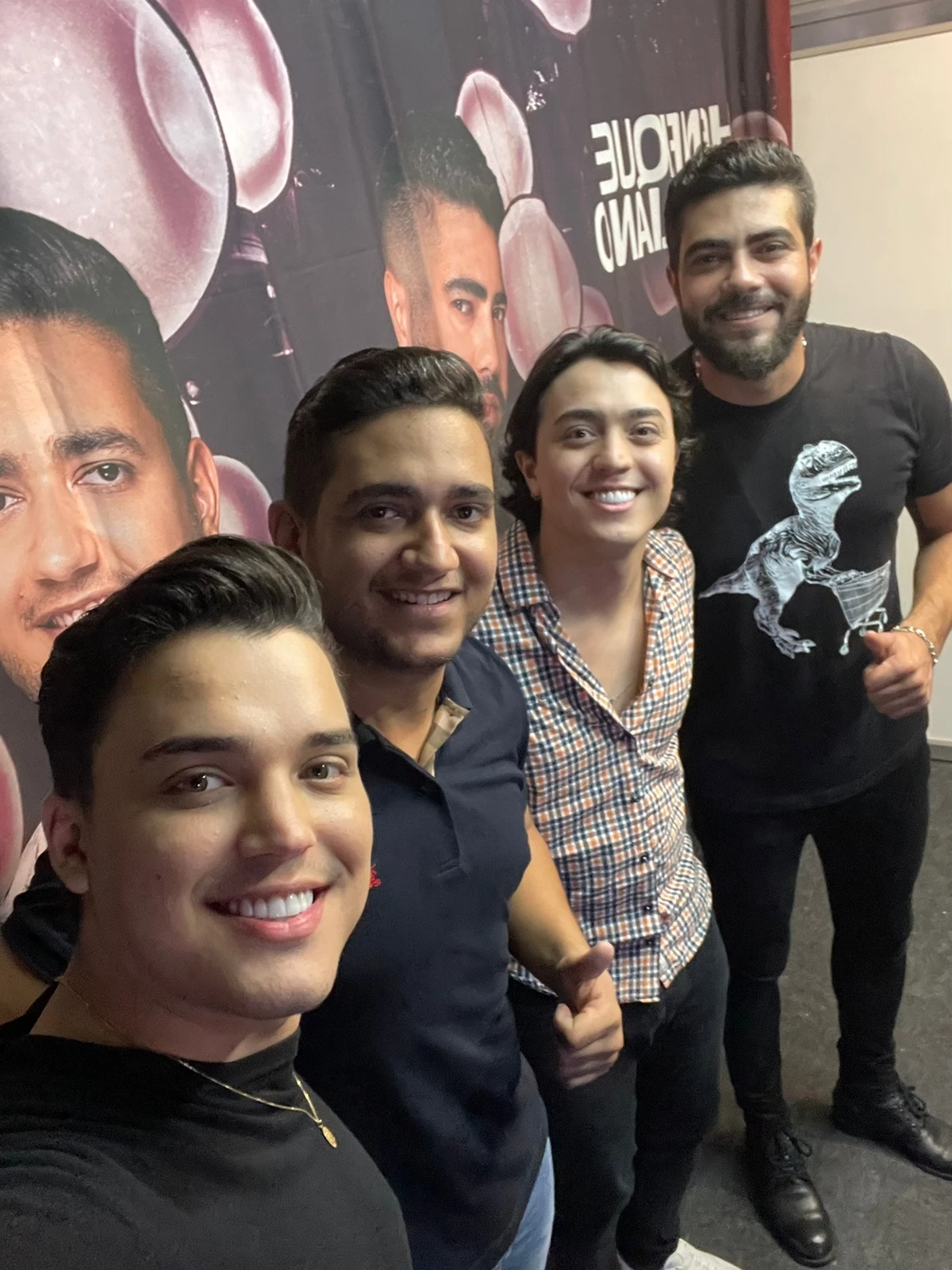 Fernando e Franco são recebidos no camarim por Henrique e Juliano