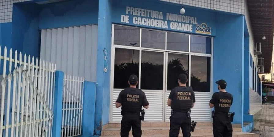 Policiais federais em frente a Prefeitura de Cachoeira Grande durante operação Deterrimus