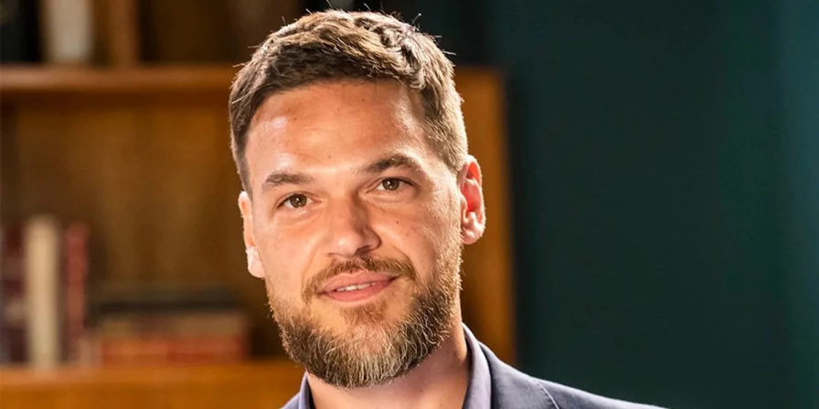 Theo (Emílio Dantas)