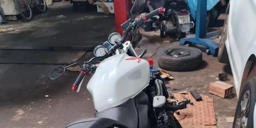 Um dos veículos retirados do pátio de forma irregular foi encontrado em uma oficina mecânica do bairro Areinha.