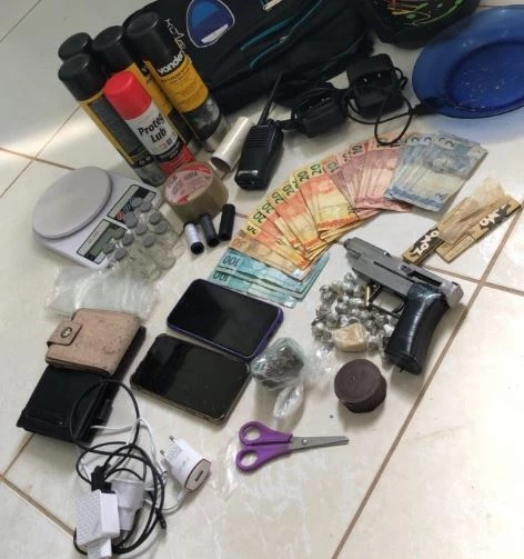 Polícia apreendeu dinheiro, arma de fogo e outros itens. (Foto: Divulgação/Polícia Civil)