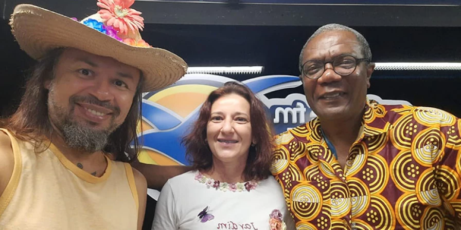 DJ Jorge Choairy e Luiza Teixeira trocando ideia com Pedro Sobrinho. Foto: Divulgação