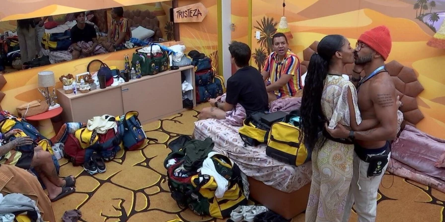 Tina e Ricardo protagonizam selinho no quarto deserto.