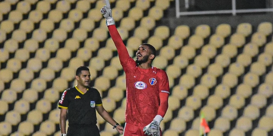 Moisés comemora: o camisa 1 brilhou na decisão do primeiro turno do Campeonato Maranhense.