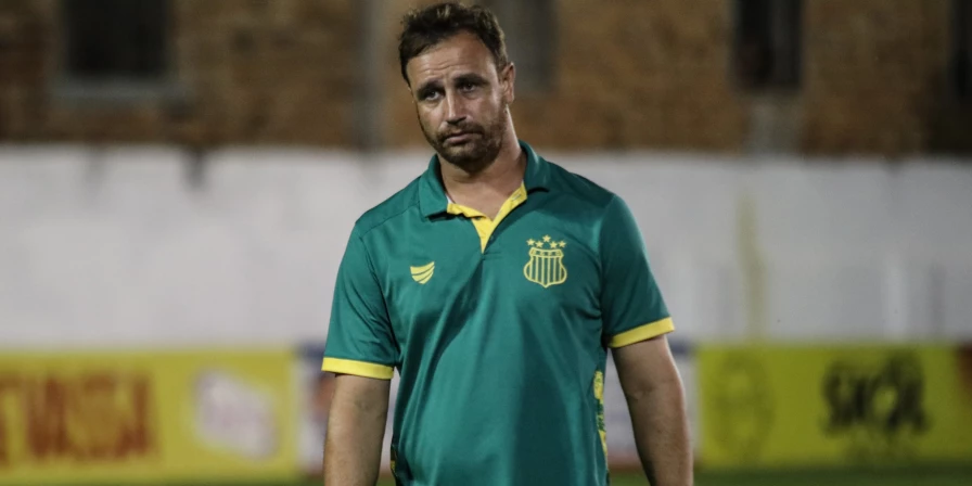 De acordo com o GE/Pernambuco, Felipe Conceição deve ser o próximo técnico do Santa Cruz (PE)
