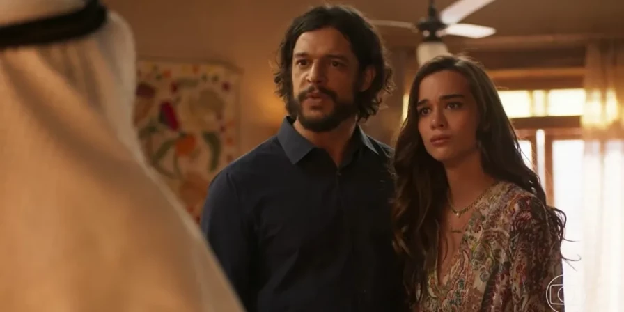 Maruan (Pedro Lamin) defende Labibe (Theresa Fonseca), em 'Mar do Sertão'