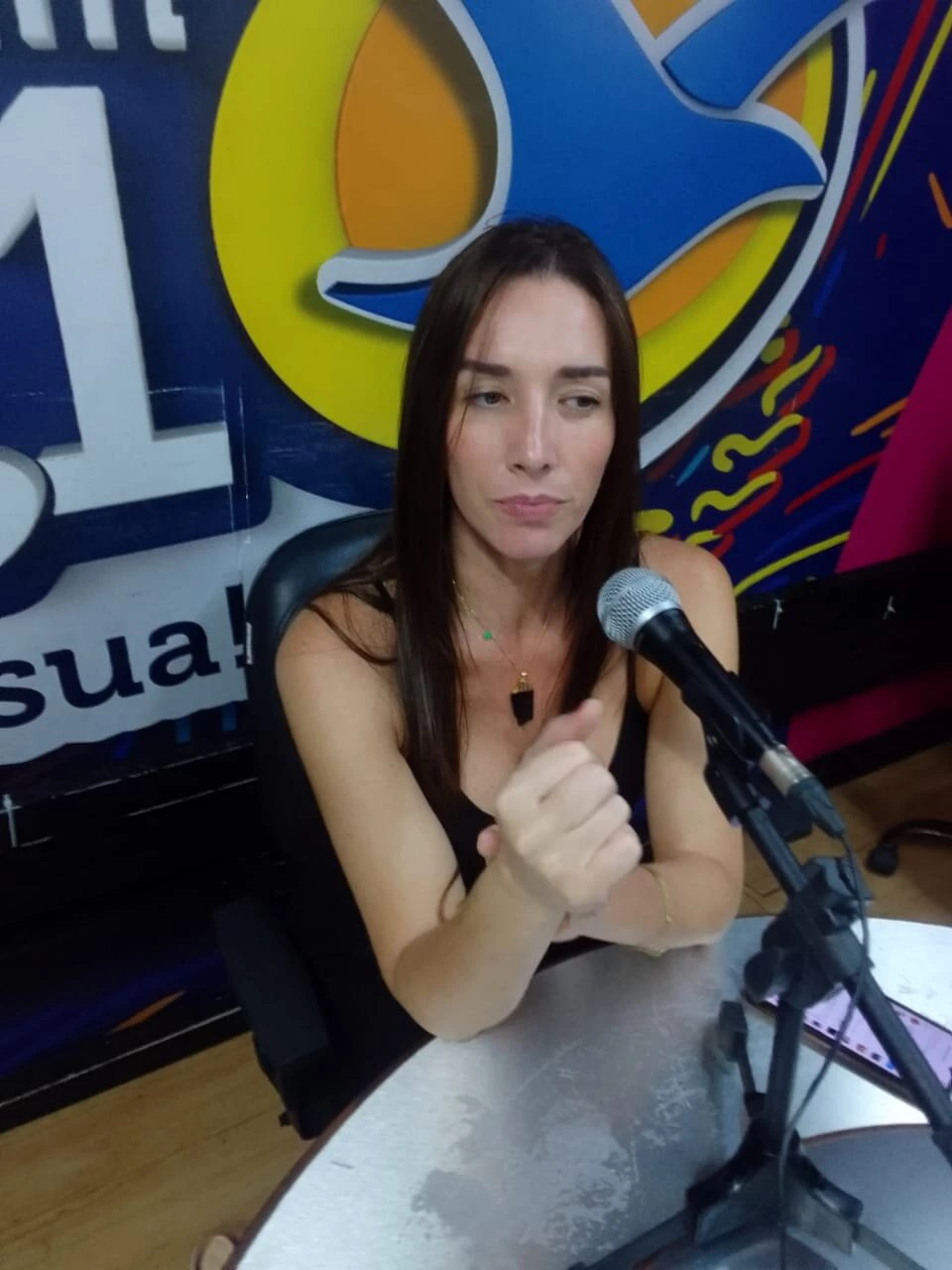 Cassia Melo no Plugado, na Mirante FM. Foto: Divulgação