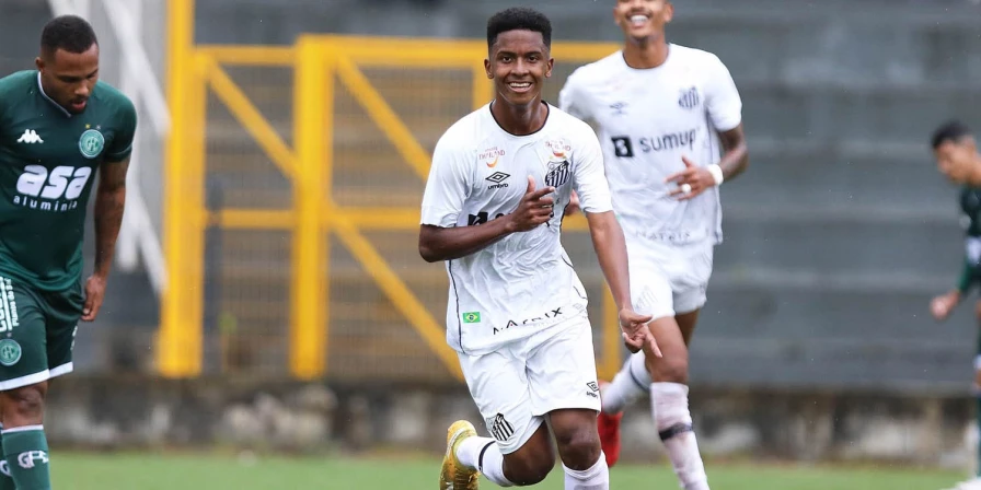 João Victor já atua há três anos na base do Santos