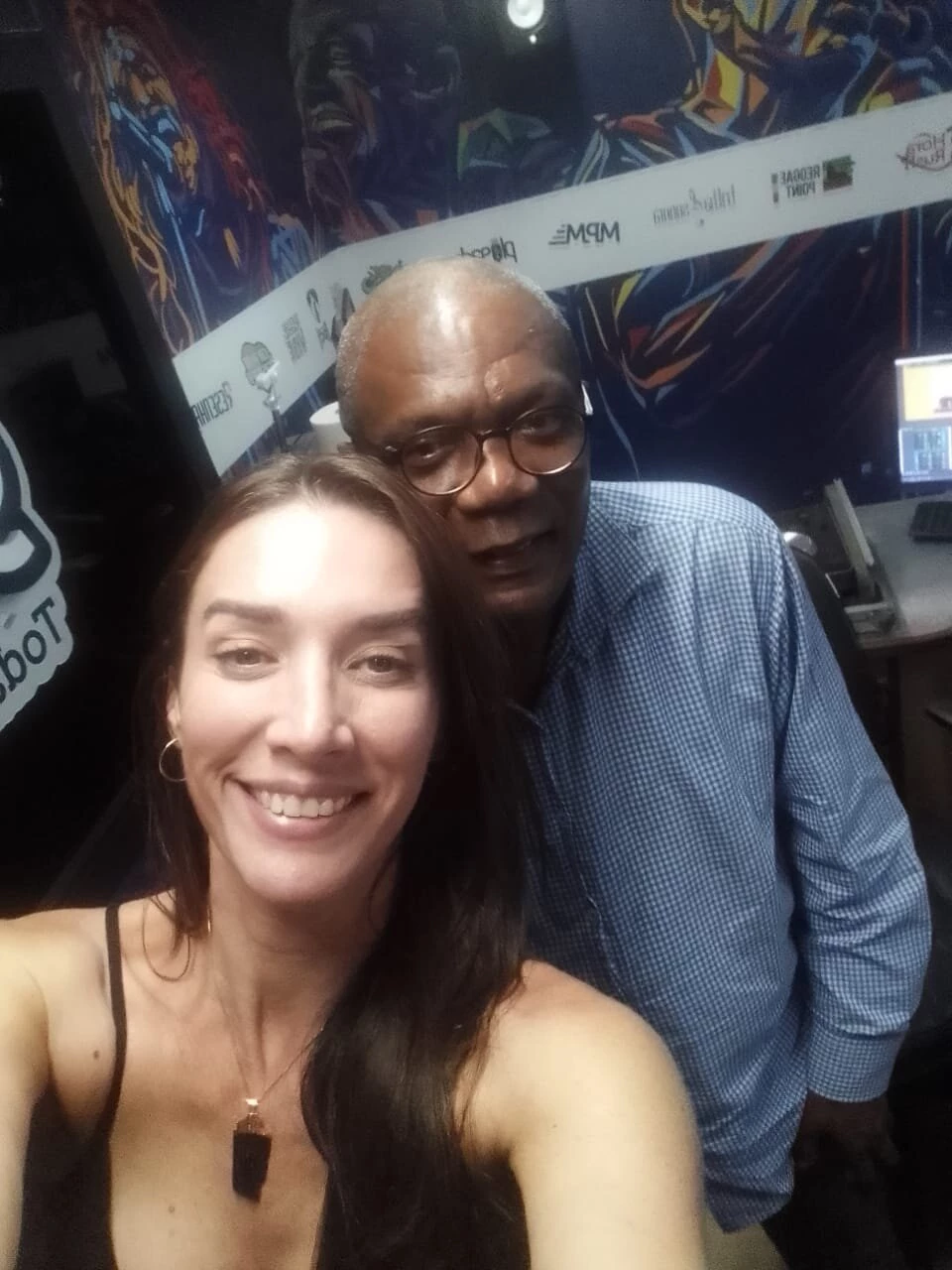 Cassia Melo no Troca de Ideia com o jornalista Pedro Sobrinho, na Mirante FM. Foto: Divulgação