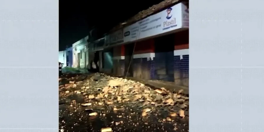 Rua Afonso Pena precisou ser interditada após o desabamento.