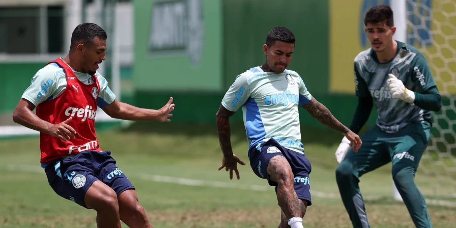 Elenco do Palmeiras em treino na academia de futebol