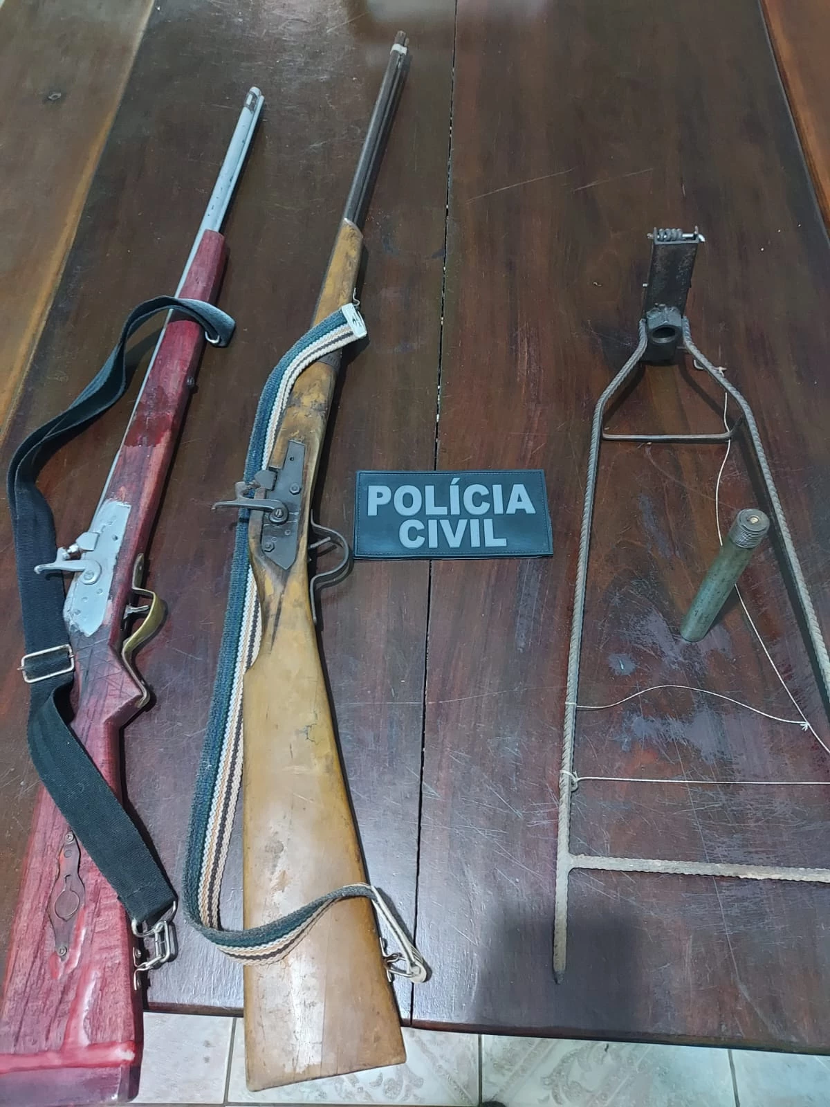 Armas apreendidas em posse do suspeito. (Foto: Divulgação / Polícia Civil)