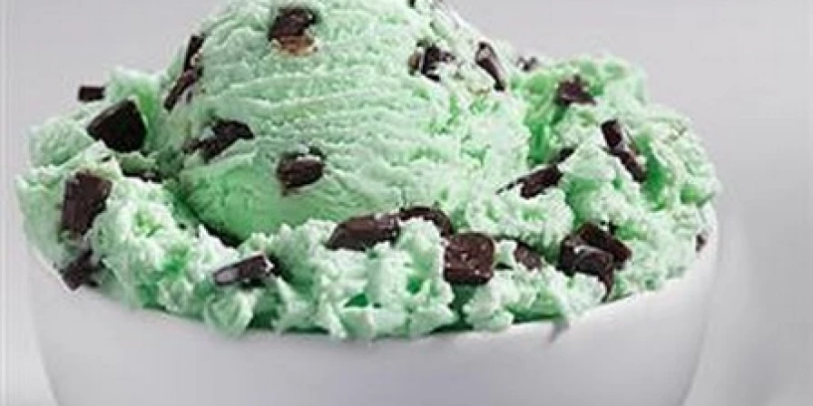 Sorvete de menta com chocolate.